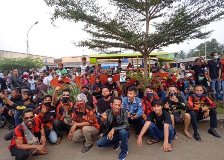 Pemuda Pancasila PAC Sukaraja Berbagi Takjil