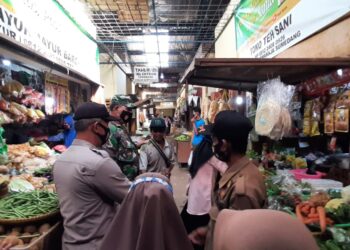 Personil Gabungan Operasi Yustisi Penggunaan Masker di Pasar