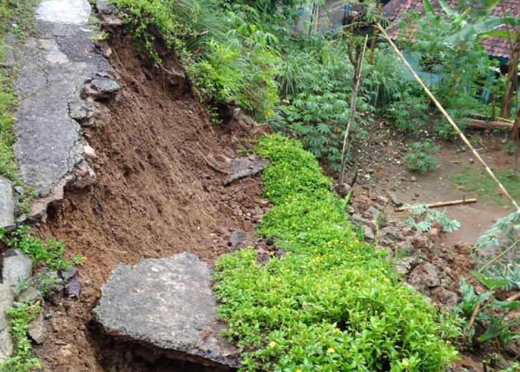Longsor Mengancam Rumah Eem Warga Desa Sodong