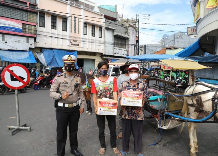 Peringati Bhayangkara ke-75, Polres Tasikmalaya Kota Bagikan Sembako dan Masker