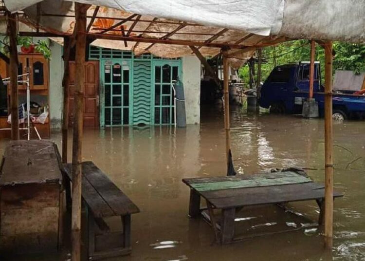 Tanggul Sungai Cisungalah Jebol, Desa Panyadap Solokanjeruk Terendam ...