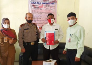 Dede Mulyana (43) resmi mendaftarkan diri menjadi Calon Kepala Desa Sawahdadap, Kecamatan Cimanggung, Kabupaten Sumedang, Selasa 8 Juni 2021.