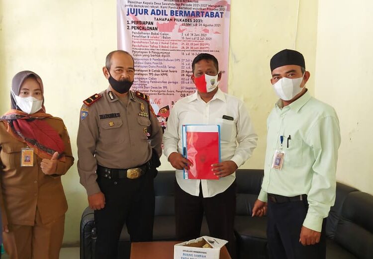 Dede Mulyana (43) resmi mendaftarkan diri menjadi Calon Kepala Desa Sawahdadap, Kecamatan Cimanggung, Kabupaten Sumedang, Selasa 8 Juni 2021.