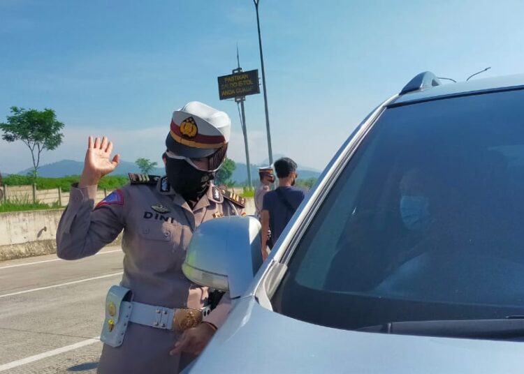 Kendaraan Luar Bandung Diputarbalikkan di GT Soroja, Oleh Petugas Gabungan Penyekatan