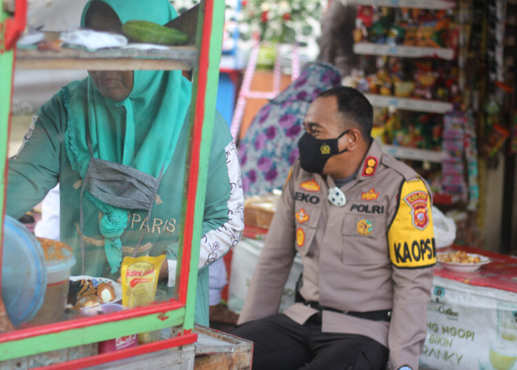 Dalam Rangka Hari Bhayangkara Ke 75, Kapolres Berikan Gerobak Jualan Untuk Warakawuri