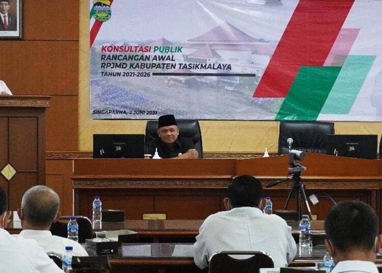 H. Cecep Nurul Yakin Membuka Kegiatan Konsultasi Publik