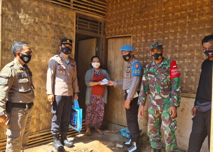 Kapolsek Cisitu Salurkan Sembako Pada Warga Kurang Mampu