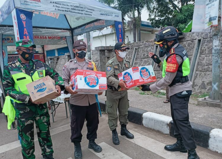 AKBP Eko Prasetyo Monitoring Pos Penyekatan Sekaligus Salurkan 210 Paket Sembako
