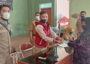 Pemdes Gudang, Salurkan Bantuan Terdampak Covid-19 Tahap Satu
