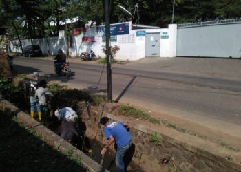 Antisipasi Bahaya Banjir, Pemdes Solokanjeruk Normalisasi Anak Sungai Cikaro