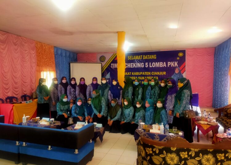 Ibu Hj Anita Sincayani Herman Sedang meninjau PKK Desa Sukamulya Nairnggul