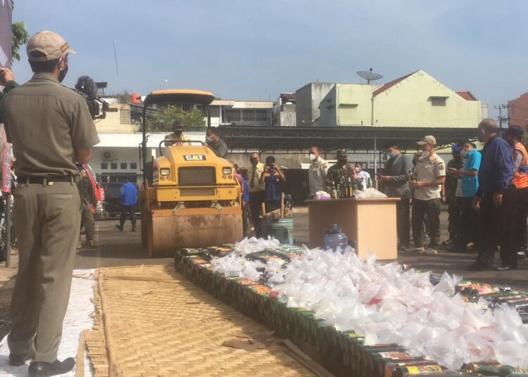 Satpol PP Musnahkan Ribuan Botol Miras