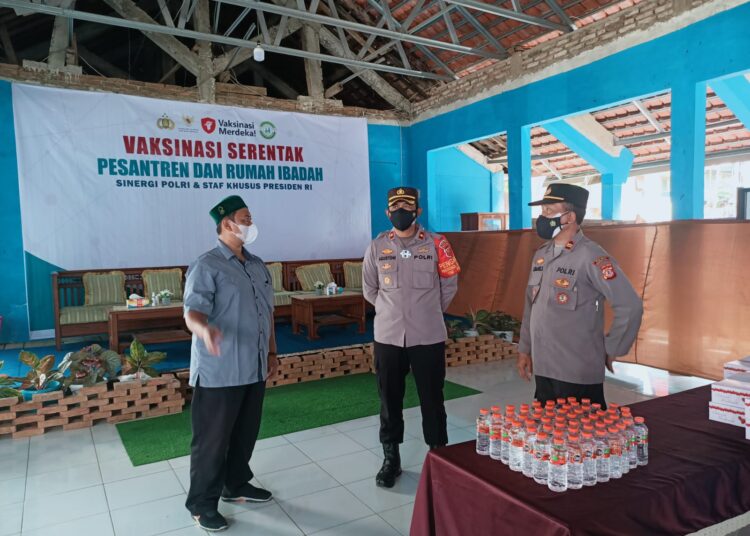 700 Santri Ponpes Asyrofuddin Conggeang Beserta Warga Divaksinasi