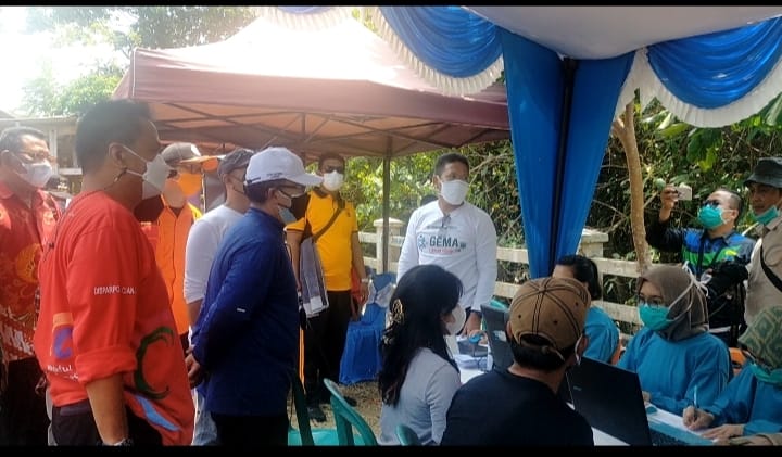 Bupati Cianjur H Herman Suherman saat meninjau Gebyar vaksinasi Dikecamatan Cidaun