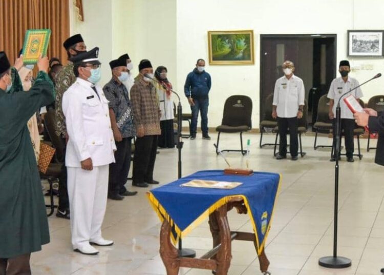 Bupati Lantik Pj. Kades Cibatuireng dan PAW BPD