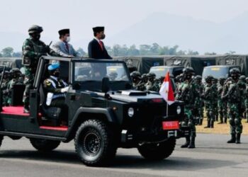 Presiden RI, Joko Widodo didampingi Menteri Pertahanan Prabowo Subianto meninjau pasukan pada Upacara Penetapan Komponen Cadangan Tahun 2021 di Pusdiklatpassus, Kecamatan Batujajar, Kabupaten Bandung Barat, Kamis (7/10/2021). (Foto: BPMI Setpres)