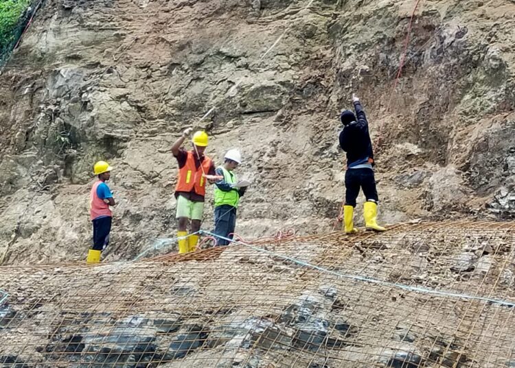 Antisipasi Terjadi Longsor Dinding, Tebing Hijau Akan Dicoor Beton dengan Sistim Shotcrete Betonisasi