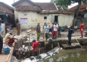 Kades Jatisari Tinjau Pembangunan Jembatan Anggaran Dana Desa Tahap Dua