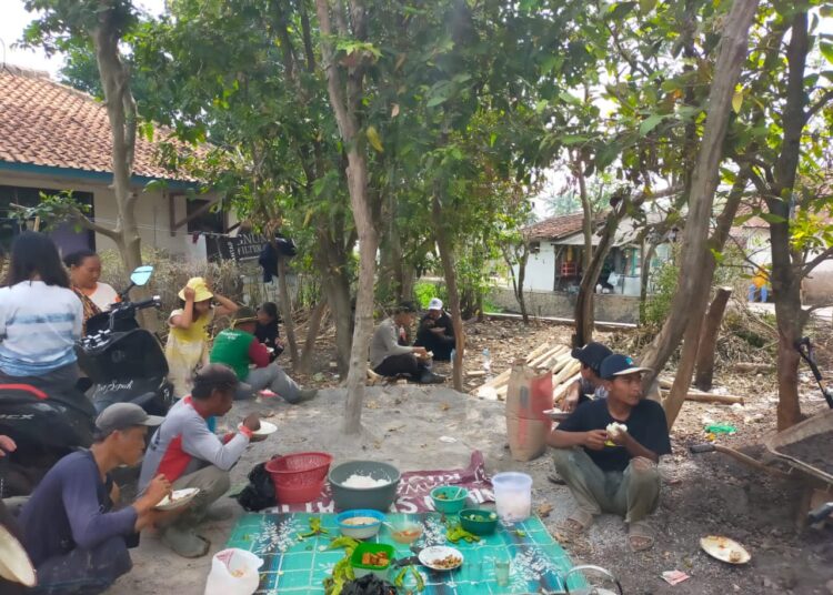 Warga Cidahu Jamu Kedatangan Kades