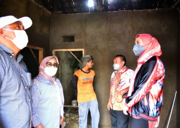 Sejumlah Anggota Komisi IV DPRD Provinsi Jawa Barat melakukan peninjauan program Rutilahu di Desa Cimanggu, Kecamatan Ngamprah, Kabupaten Bandung Barat, Kamis (14/10/2021). (Foto : Humas DPRD Jabar)