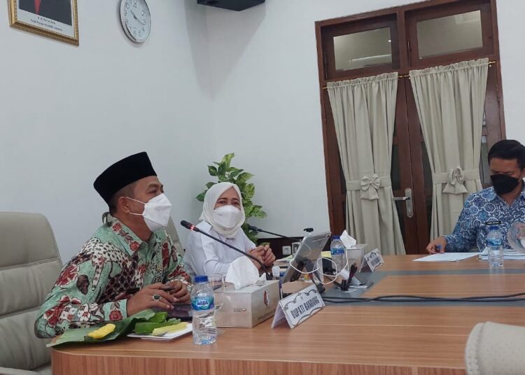 Bupati Bandung, Dadang Supriatna dan Bupati Bojonegoro, Anna Muawannah saat kunjungan kerja di Ruang Batik Madrim Pemkab Bojonegoro, Jumat (15/10/2021). (Foto Humas Pemkab Bandung)