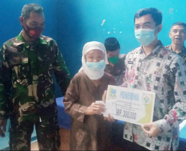 Pemerintah Desa Tanjungsari Salurkan BLT Ke 27 KPM