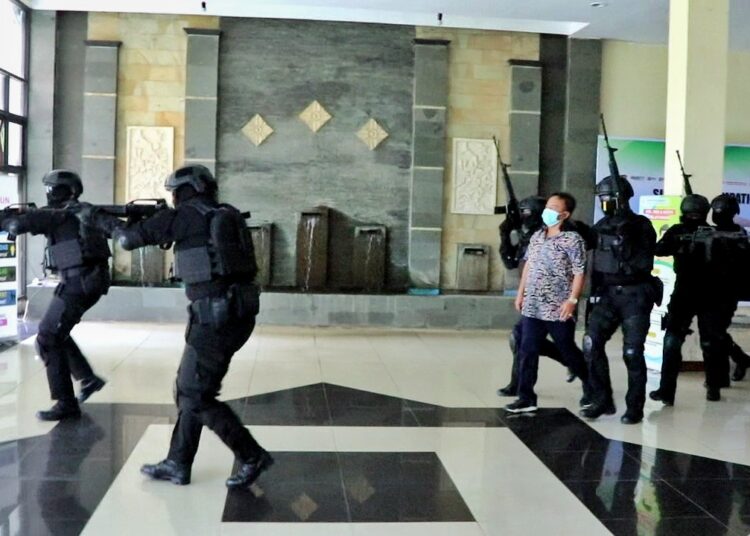 Simulasi Sekelompok “Teroris Merangsek” Masuk ke Kantor Sekretariat Daerah