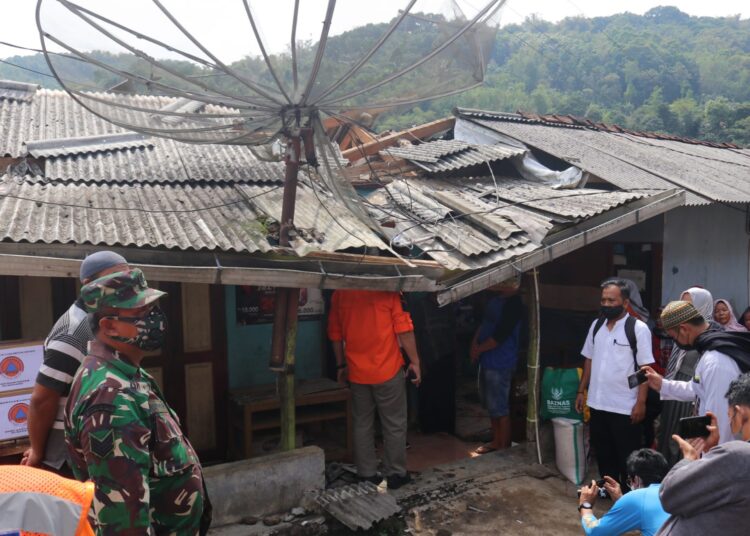 Beberapa Rumah Warga Diterjang Angin Kencang, Wabup Langsung Tinjau