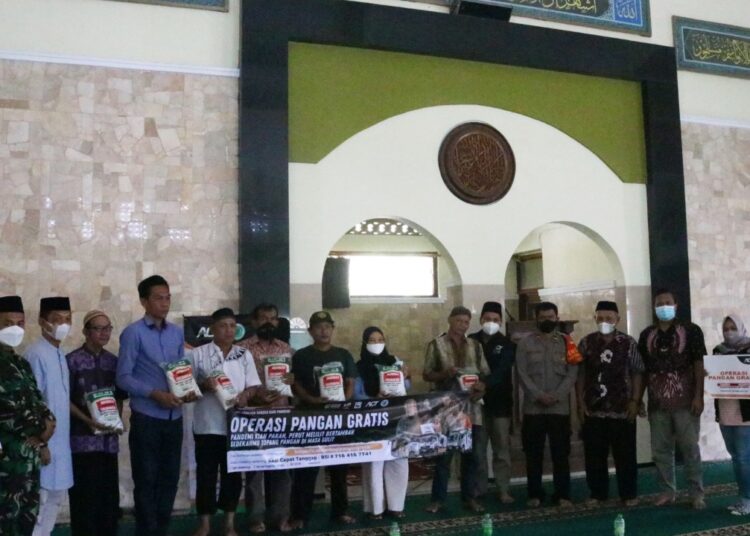 Dampak Pandemi Masih Terasa, ACT Bersama DKM Nurul Iman Sukaraja Berbagi Pangan Gratis