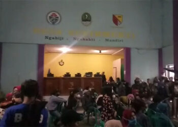 Berbondong Bondong Ratusan Warga Sugihmukti Datangi Kantor Desa