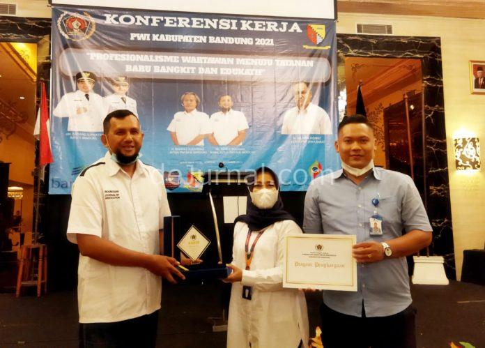 PDAM Tirta Raharja Terima Plakat PWI Kabupaten Bandung