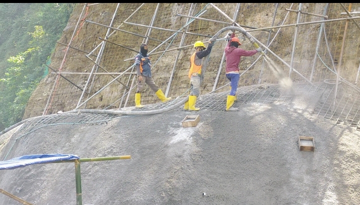 Libatkan Warga Sekitar, Pengerjaan Pengecoran Tebing Hijau Dirasakan Warga Membantu Perekonomian