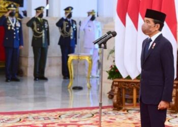 Presiden Joko Widodo menganugerahkan gelar Pahlawan Nasional dan memberikan Tanda Kehormatan Bintang Jasa kepada sejumlah tokoh di Istana Negara, Jakarta, Rabu (10/11/2021). (Foto: BPMI Setpres)