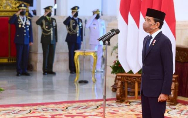 Presiden Joko Widodo menganugerahkan gelar Pahlawan Nasional dan memberikan Tanda Kehormatan Bintang Jasa kepada sejumlah tokoh di Istana Negara, Jakarta, Rabu (10/11/2021). (Foto: BPMI Setpres)