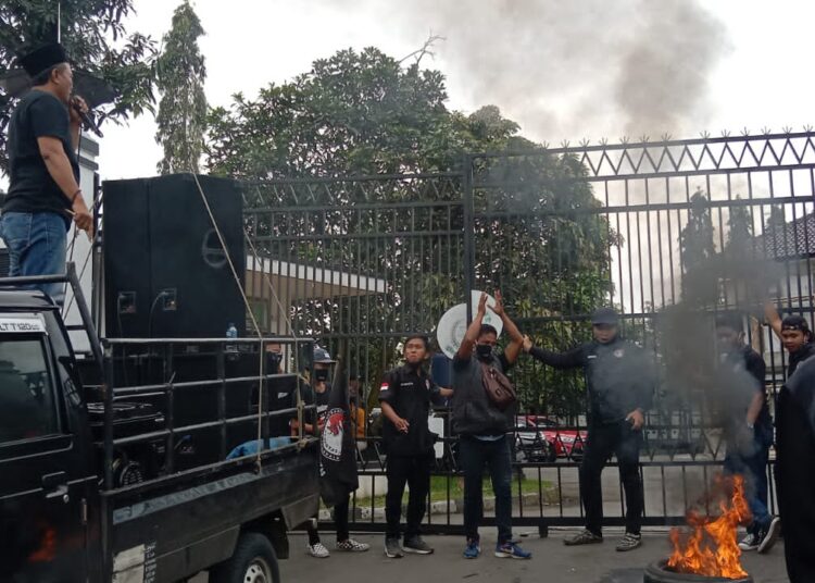 Elemen Masyarakat Gruduk Kantor Kejaksaan Negeri Kota Tasikmalaya