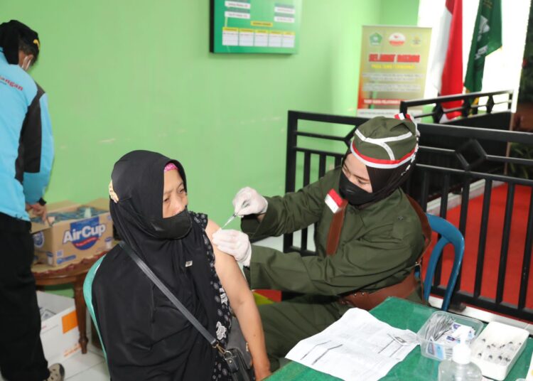 Tim Vaksinator Berkostum Pejuang Momentum Peringati Hari Pahlawan