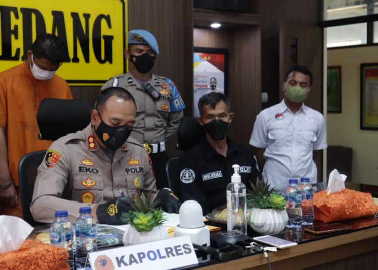 Kapolres Sita Ratusan Botol Miras Berbagai Jenis