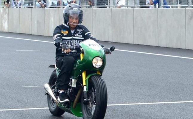 Presiden RI, Joko Widodo saat menjajal langsung lintasan Sirkuit Mandalika di Kabupaten Lombok Tengah, Jumat (12/11/2021). (Foto : BPMI Setpres)