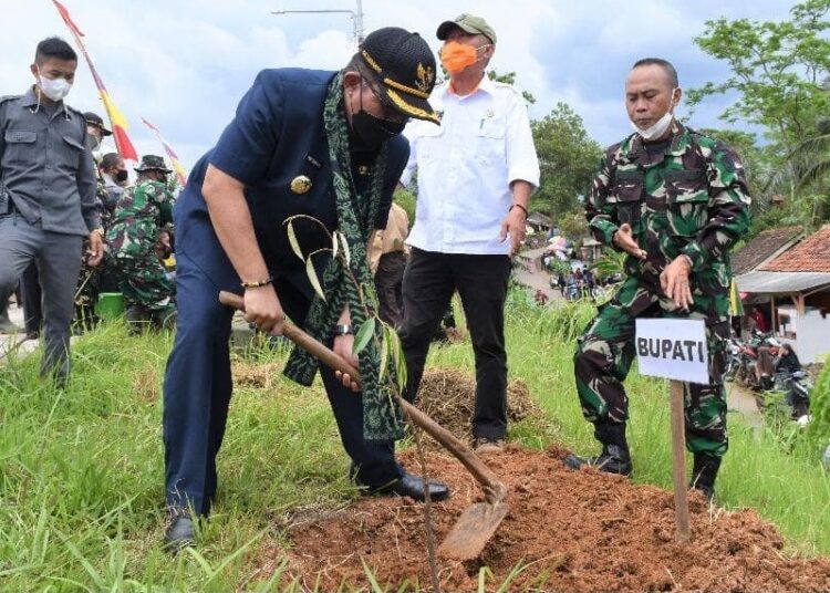 Bupati Tasikmalaya Hadiri Karya Bakti Sosial TNI