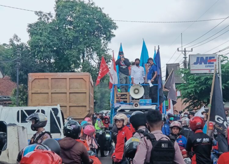 Buruh Sumedang Tuntut UMR