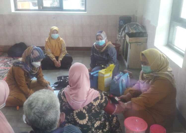 Lena Dampingi Petugas Kesehatan Door To Door Mencari Lansia Untuk Divaksin