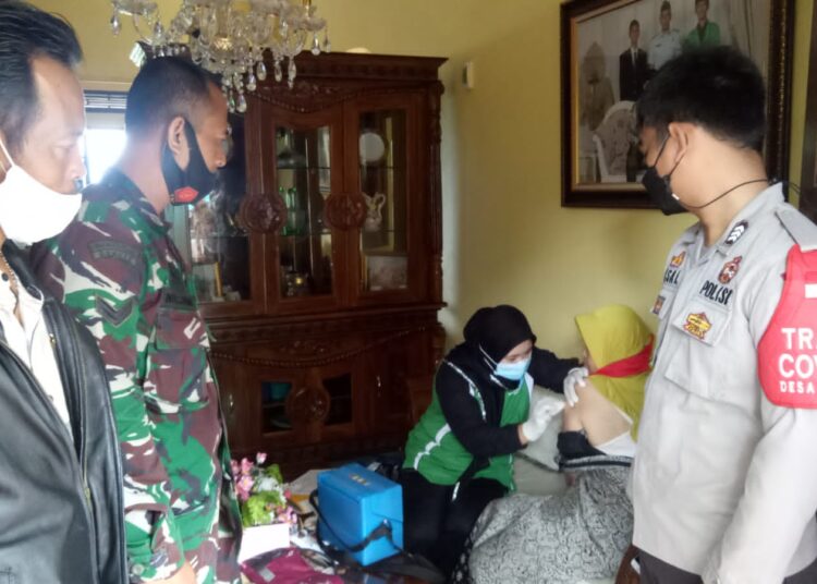 Babinsa dan Babinkatibmas Dampingi Petugas Kesehatan Door To Door Vaksin Warga
