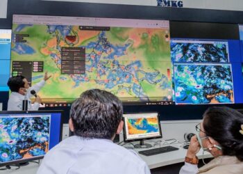 Sekretaris Utama BMKG, Dwi Sutrisno (kiri) dan Sekretaris Utama Kemenparekraf, Ni Wayan Giri Adnyani (kanan) saat mengamati paparan peta potensi kebencanaan di sela kegiatan penandatanganan kerja sama di Gedung BMKG, Jakarta, Selasa (30/11/2021). (Foto : Biro Komunikasi Kemenparekraf)