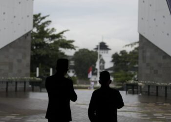 Gubernur Jawa Barat, Ridwan Kamil mendampingi Wakil Presiden RI, Ma'ruf Amin saat menatap ke arah Monumen Pahlawan Covid-19 Jabar yang baru saja diresmikan keduanya di Jalan Japati, Kota Bandung, Sabtu (4/12/2021). (Foto : Humas Pemprov Jabar)