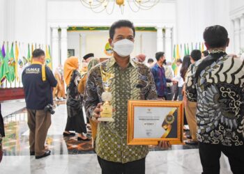 Bupati Bandung Raih Anugerah Keterbukaan Informasi Publik dari Gubernur Jabar