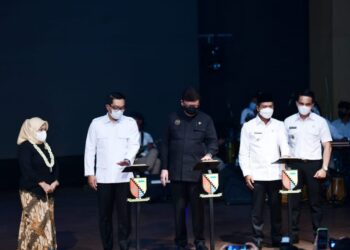 Gubernur Jawa Barat, Ridwan Kamil (kiri), Menpan RB, Tjahjo Kumolo (tengah) bersama Bupati dan Wakil Bupati Bandung, Dadang Supriatna-Sahrul Gunawan saat meresmikan Mal Pelayanan Publik di Soreang, Kabupaten Bandung, Rabu (8/12/2021). (Foto : Humas Pemprov Jabar)