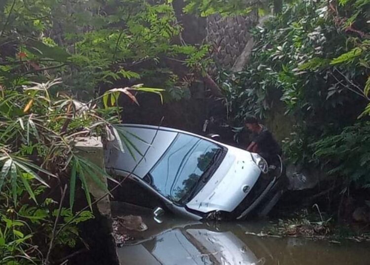 Akibat Kurang Hati-Hati, Agya Terperosok ke Sungai