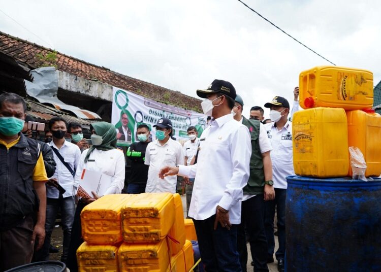 Minyak Goreng Langka & Sulit Didapat, Pemkab Bandung Kucurkan 8.000 Liter Minyak Goreng Curah
