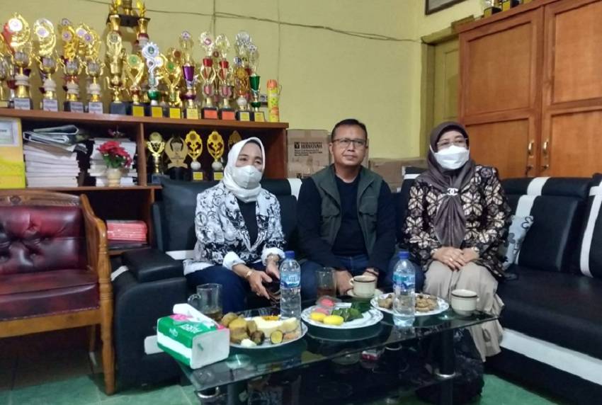 Korwil Eman Sulaeman bersama Ketua PGRI Rancaekek Elis Pristiwati