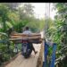 Salah seorang warga sedang melintasi jembatan gantung kali cikadu di kampung Bojong koneng,desa Girimukti